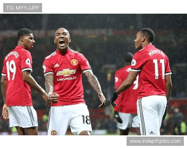 有球迷冲进场内和球员合影,吕迪格调皮地捏了捏球迷的耳朵